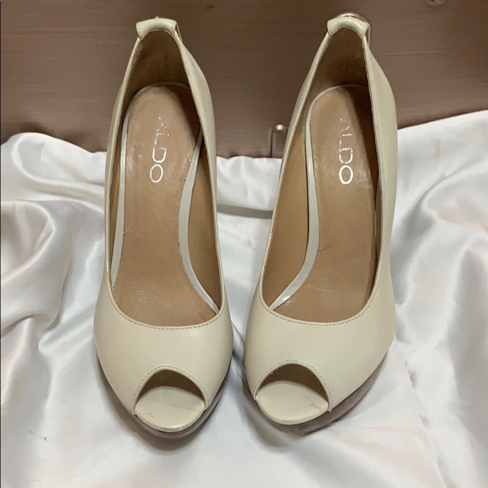Gorgeous Aldo off-white heels